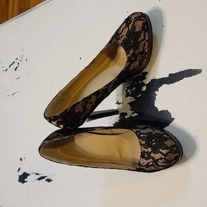 Attention Women's Heeled Pumps Golden Tan W/ Black lacy Overlay Size 8M EUC